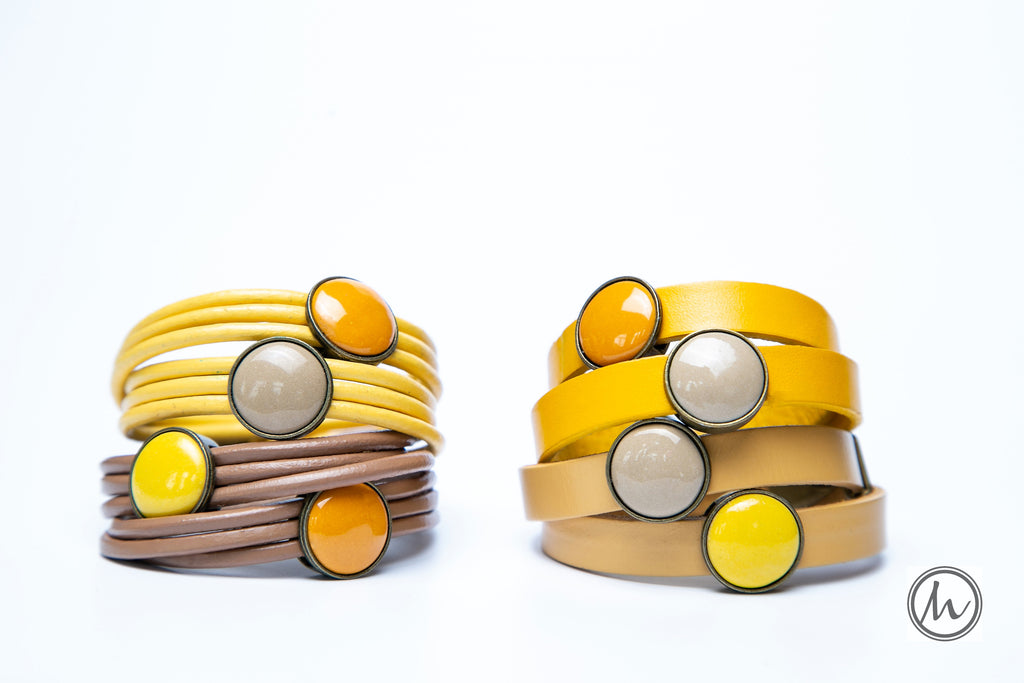 Sand in My Hands hengerbőr karkötő okkersárga-bézs színekben