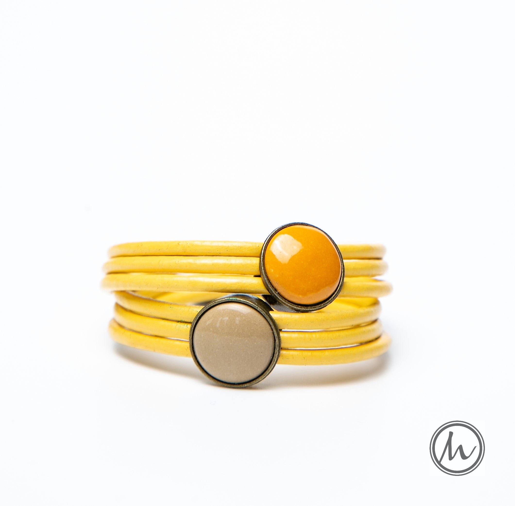 Sand in My Hands bőr karkötő okkersárga-bézs színekben