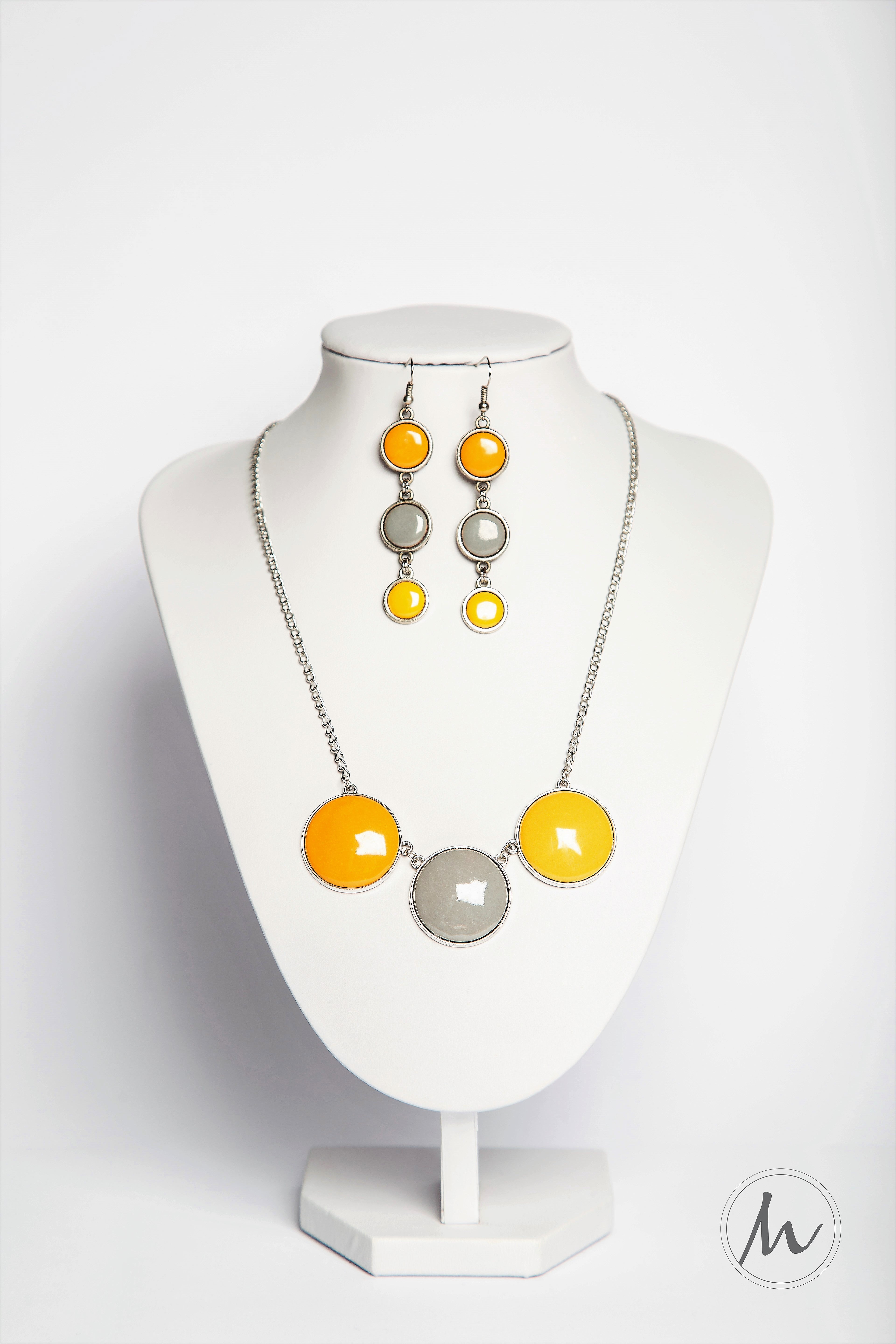 Sunny Clouds tűzzománc nyaklánc szürke-okkersárga színekben