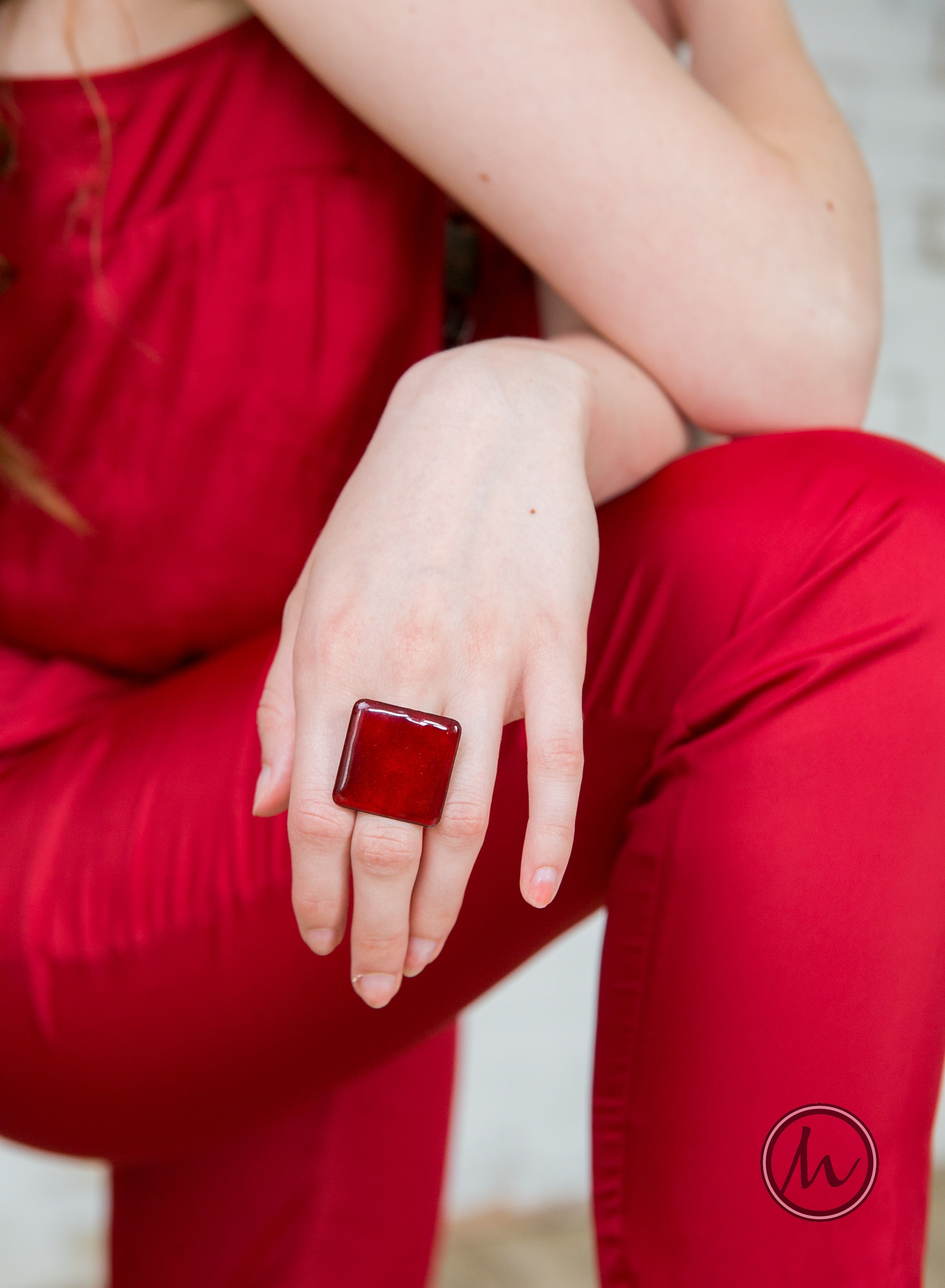Almendra - szögletes tűzzománc gyűrű rubinvörös