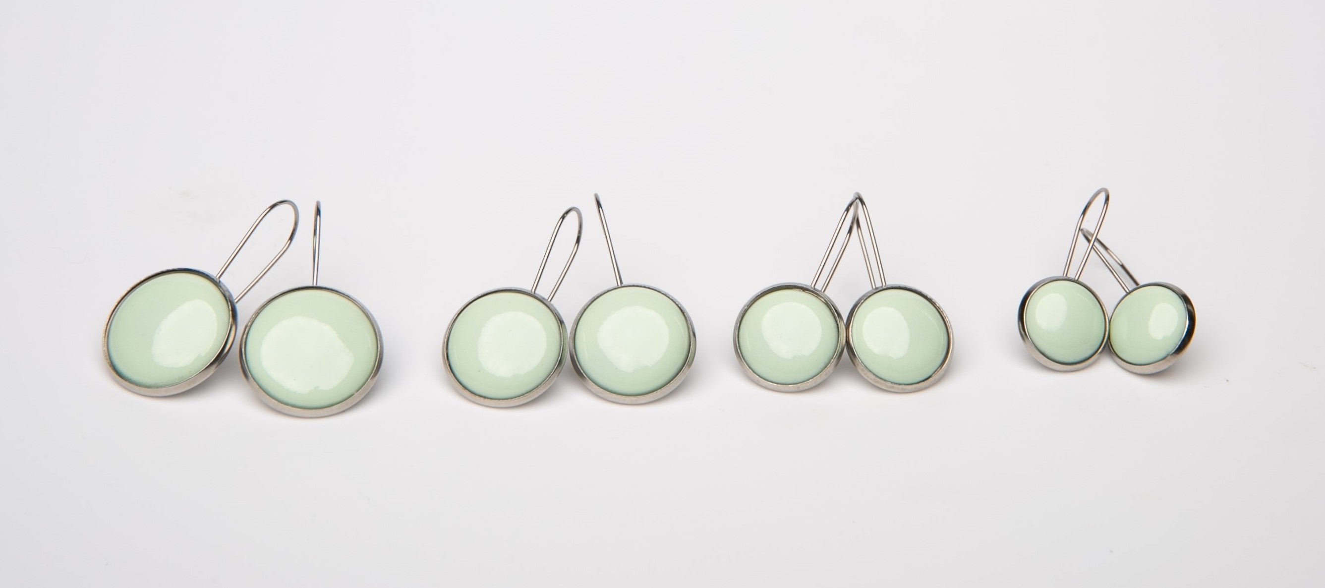 Kapcsos tűzzománc fülbevaló zöld színekben