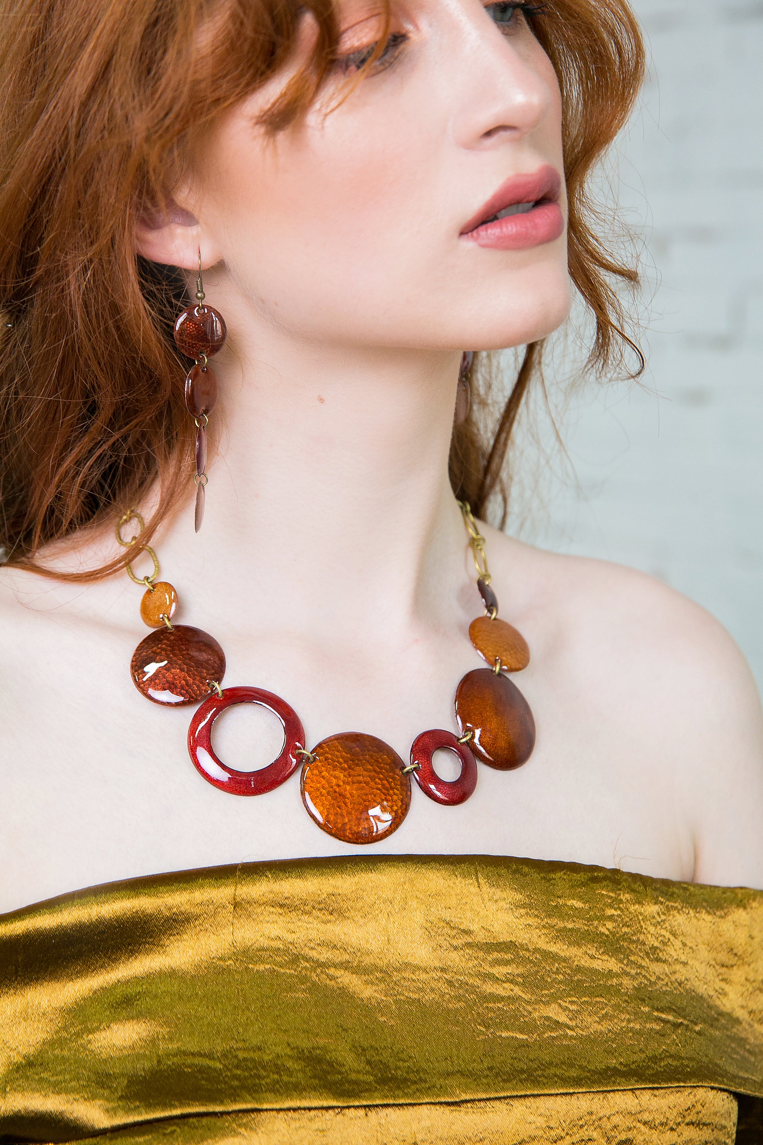 Maraschino - egyedi tűzzománc nyakék terrakotta-vörös árnyalatokban