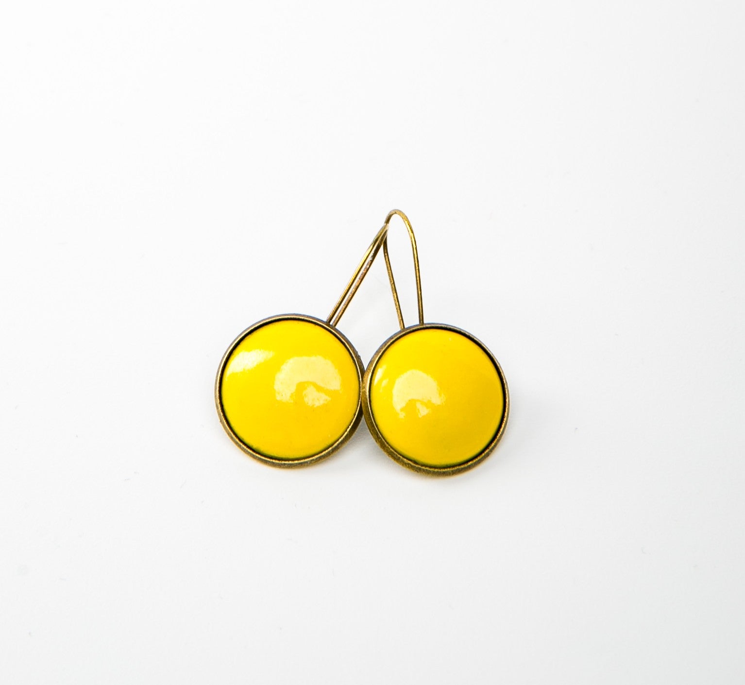 Kapcsos tűzzománc fülbevaló okkersárga