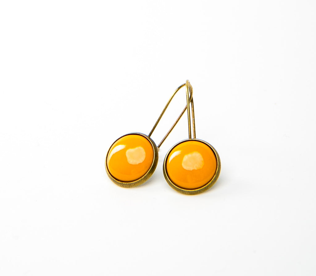 Kapcsos tűzzománc fülbevaló - okkersárga