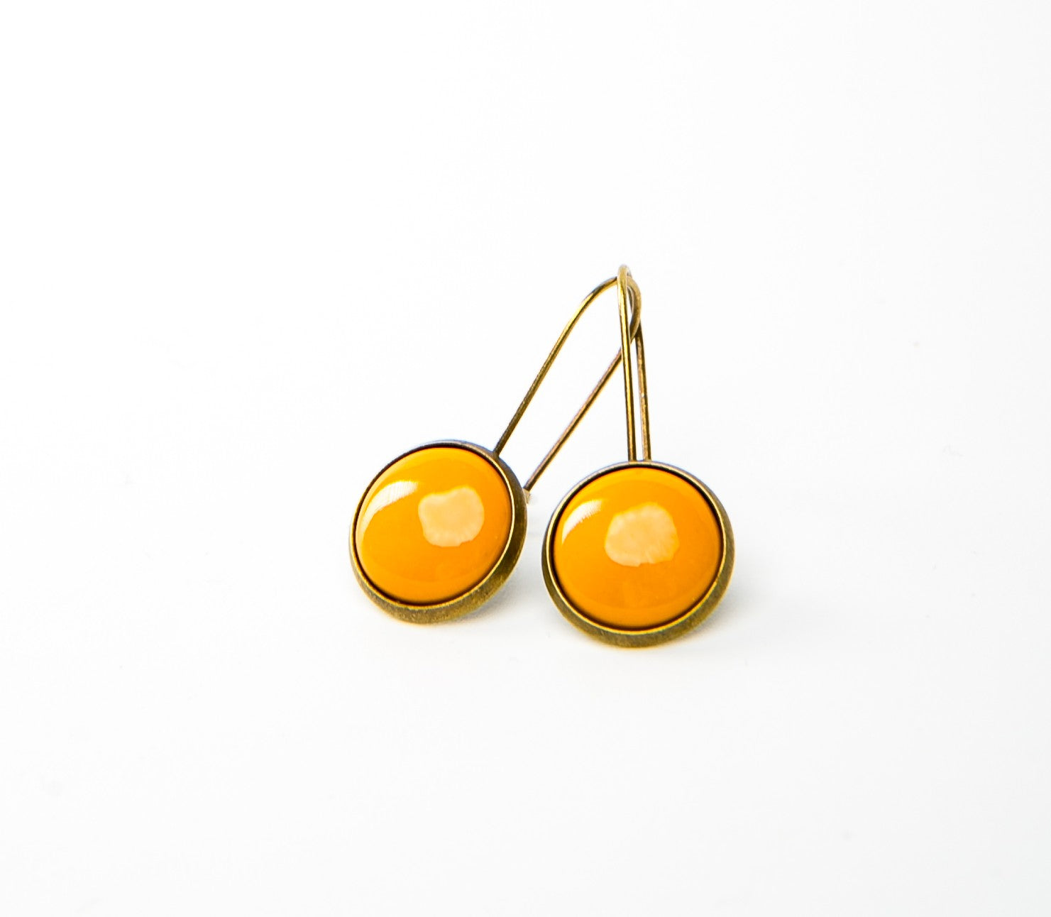 Kapcsos tűzzománc fülbevaló okkersárga